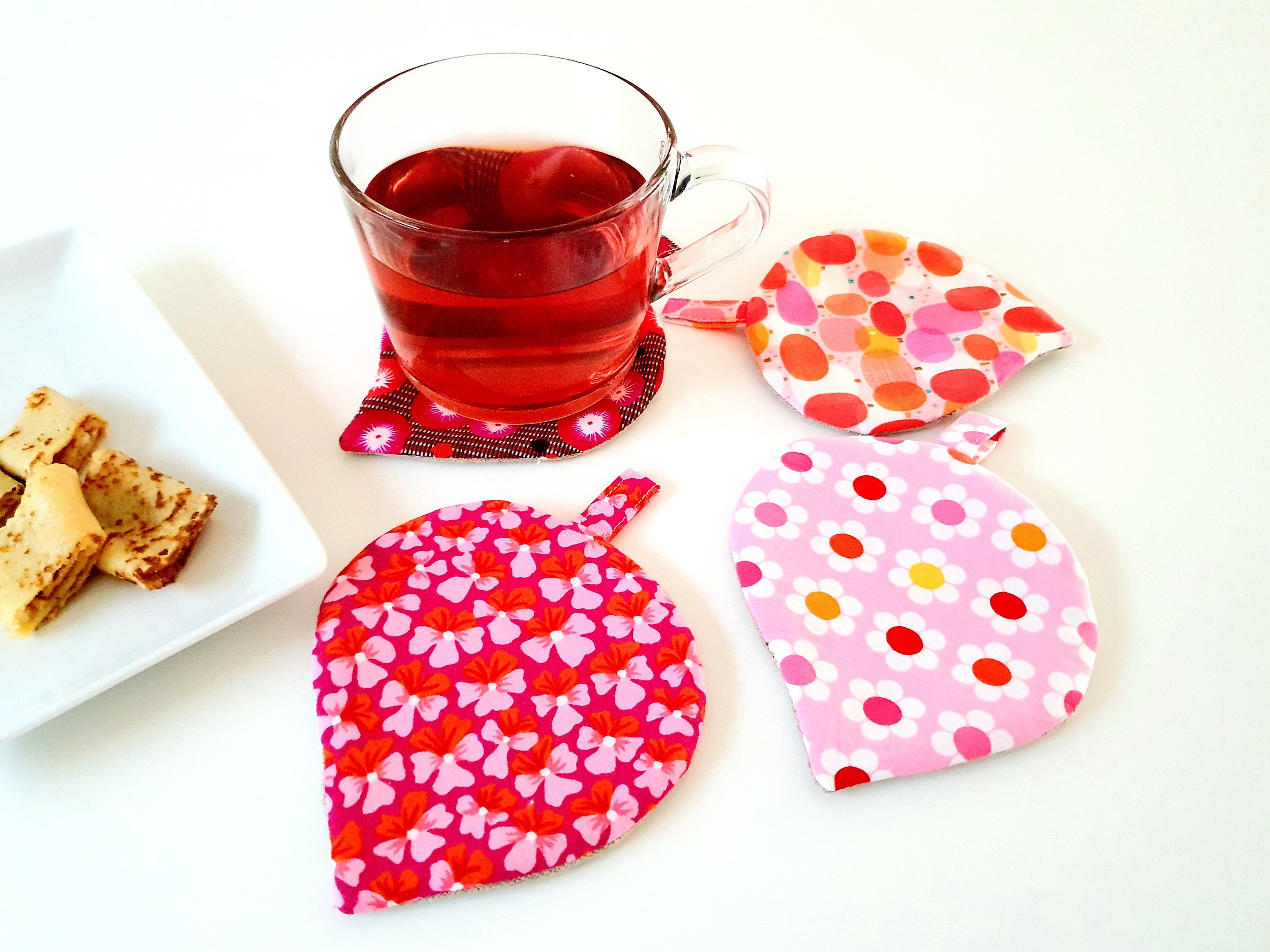 Set de 4 Sous Verres ou Tasses Molletonné en Lin et Tissu Rouge Rose Pour Anniversaire, Cadeau Penda