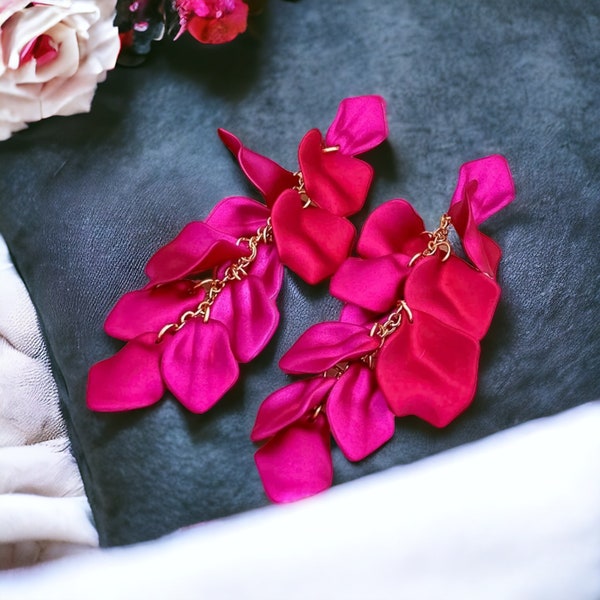 Boucles d'oreilles hanging from flower petals