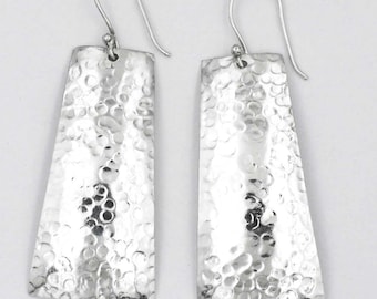 Pendientes largos minimalistas de plata de ley 925 martillada, hechos a mano.