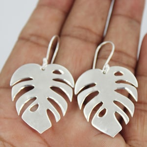 Örhängen i sterlingsilver med monsterablad: Boho-smycken med växter