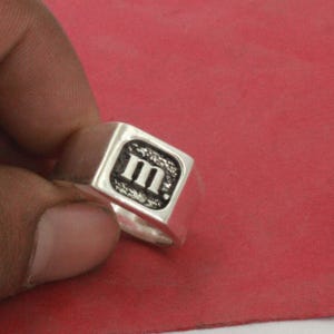 Anillo de plata de ley 925 personalizado con letra del año y punto. Regalo único para hombres, mujeres, niños, padres, novios, cumpleaños, letras de la A a la Z.