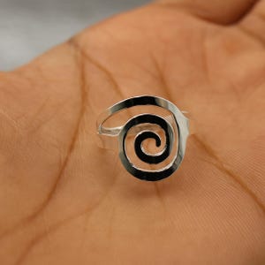 925スターリングシルバーのスパイラルリング - ハンドメイドのミニマリストジュエリー - 女性用渦巻きリング - イースター＆母の日ジュエリー - 彼女へのユニークなギフト
