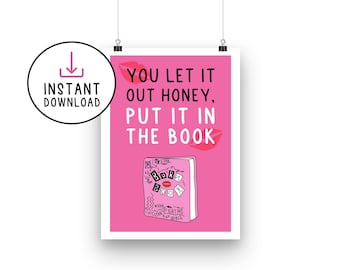 Könnte beinhalten: Rosa bedruckbarer Poster mit dem Text "YOU LET IT OUT HONEY, PUT IT IN THE BOOK" und einer Zeichnung eines Buches mit dem Wort "BURN BOOK" auf dem Cover. Das Buch hat rosa Lippen darauf gezeichnet und die Worte "MEAN GIRLS EAT ME"