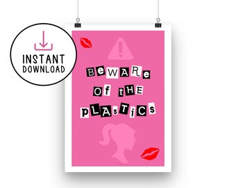 Könnte beinhalten: Rosa bedruckbarer Poster mit dem Text "Beware of the Plastics" in schwarzen Buchstaben mit einem roten Ausrufezeichen und einer rosa Silhouette eines Frauenkopfes mit einem Pferdeschwanz. Es befinden sich zwei rote Lippen auf dem Poster.
