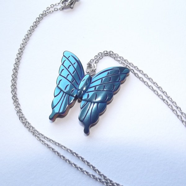 collier papillon en hématite titane bleu