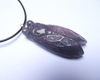 Collier pendentif cigale sculptée en labradorite reflets violets