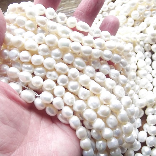 38+ AA, perles d'eau douce blanches irrégulières 7-9 mm. TIA-25AA