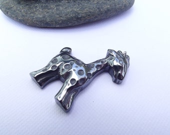 Petit pendentif girafe sculptée en hématite naturelle