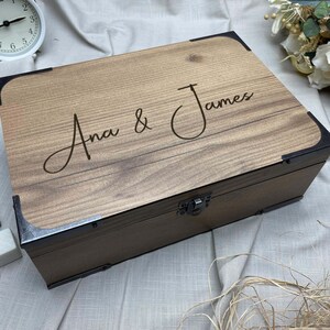 Handgeschreven houten bruiloftsgeschenkdoos · Gepersonaliseerde handgemaakte aandenken voor hem/haar · Romantische lege aangepaste houten kist