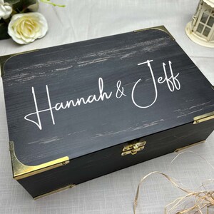 Aanpasbare herinneringsdoos · Zwart-wit gepersonaliseerde handgemaakte aandenkencadeau · Romantische lege aangepaste houten kist