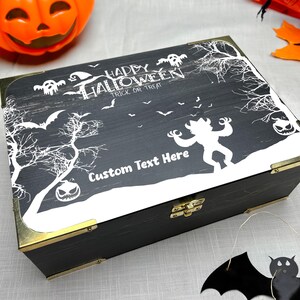Wesołego Halloween Drewniane pudełko prezentowe z motywem Cukierek albo psikus – personalizowane pudełko na pamiątki z upiorną sceną