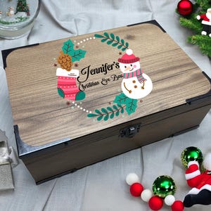 Personalisierte Heiligabend Box mit Schneemann und Weihnachtskranz | Personalisierte Memory Box für Kinder | Holzkiste / Andenkenbox für die Schätze des Urlaubs