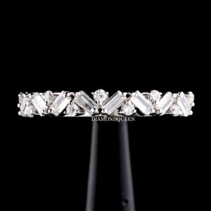 0.70 TCW Baguette und rund geschnitten Moissanit Eternity Band, Zick-Zack Trauring, halbes Eternity Band aus 14K Weißgold, Liebesring