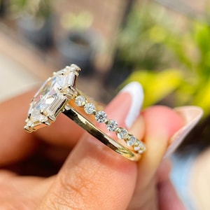 2.5 CT Colourless Dutch Marquise Cut Moissanite Engagement Ring 14K Yellow Gold Starburst Ring Cluster Halo Ring Anniversary Ring Gift