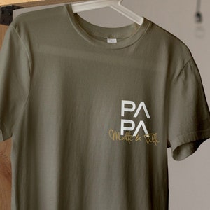 Papa T-Shirt khaki, personalisiert mit Namen Bild 1