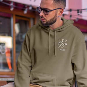 Papa Hoodie Kreuz oliv, personalisiert mit Name Bild 1