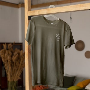 Papa Kreuz T-Shirt khaki, personalisiert mit Namen Bild 2