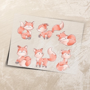 Può includere: Illustrazioni ad acquerello di volpi in varie pose. Le volpi sono raffigurate in tonalità arancioni e bianche, con dettagli precisi e occhi espressivi. L'opera d'arte ha uno stile morbido e stravagante, perfetto per l'arredamento per bambini o progetti creativi.