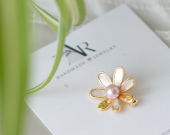 Gold Daisy Freshwater Pearl Brooch, Colourful Scarf Brooch Pin, Daisy Pin Badge, Cute Flower Real Pearl Brooch. gift for her