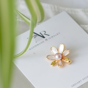 Gold Daisy Freshwater Pearl Brooch, Colourful Scarf Brooch Pin, Daisy Pin Badge, Cute Flower Real Pearl Brooch. gift for her