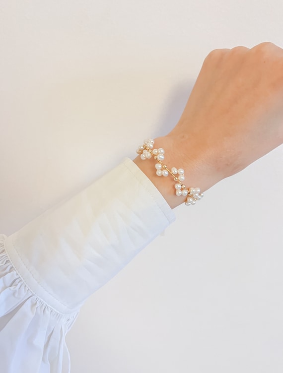 Amazon.com: ERLOSYA Cute Beaded Freshwater Cultured Pearl Bracelets for  Women, Dainty Handmade Gold Bead Ball Pearl Stretch Bracelet Simple Jewelry  for Teen Girls (Pearl): Clothing, Shoes & Jewelry