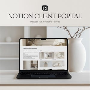 Op de afbeelding: Een laptopcomputer die een website weergeeft met de tekst "Client Welcome Onboarding" op een wit oppervlak. De laptop staat naast een witte vaas met een tak gedroogde twijgen.