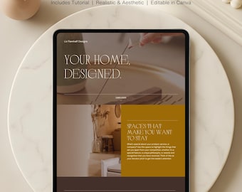 Op de afbeelding: Een digitale tablet mockup met de tekst "CANVA IPAD MOCKUP" en "YOUR HOME, DESIGNED." De tablet toont een website-ontwerp met een bruin en goud kleurenschema. De mockup bevat een tutorial en is realistisch en esthetisch.