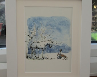 Può includere: Dipinto ad acquerello in cornice bianca. L'opera raffigura un cavallo e un bambino con una volpe in un paesaggio innevato. La parola "hello" è scritta nell'angolo. Sfondo blu.