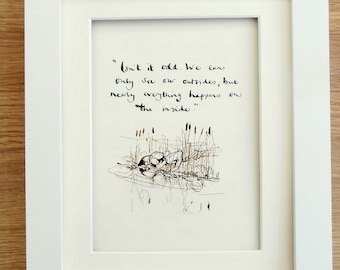 Può includere: Stampa artistica con cornice bianca con testo scritto a mano: "Non è strano? Possiamo vedere solo l'esterno, ma quasi tutto accade all'interno". L'opera presenta un disegno a penna e inchiostro di canne e acqua.