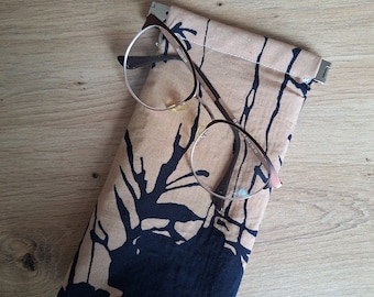 Funda para sol/gafas con estampado floral y cierre a presión.