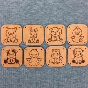 Può includere: Otto quadrati di legno con diversi disegni di animali. Ogni quadrato ha uno sfondo marrone e un contorno nero. Gli animali includono un maiale, un coniglio, un cane, un pulcino, una mucca, un'anatra, un cavallo e una pecora.