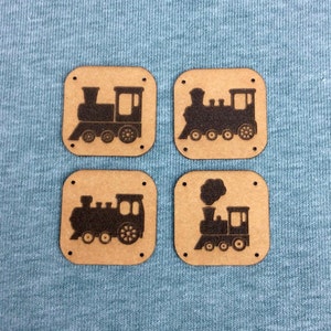 Könnte beinhalten: Vier Holzkästen mit einer schwarzen Silhouette einer Lokomotive auf jedem. Die Kästen sind braun und haben eine raue Textur.