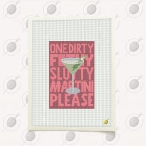 Pode incluir: Uma peça de bordado emoldurada com um desenho de copo de martini. As palavras "ONE DIRTY FIFTY SLUTTY MARTINI PLEASE" estão em letras rosa. O martini é verde com uma guarnição de azeitonas.