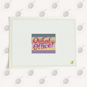 Puede incluir: Un lienzo blanco con un diseño bordado colorido que dice "Out of Office!" en letras rosas. El diseño presenta rayas horizontales en varios colores, incluyendo verde, naranja y morado. Un chincheta amarilla está en la esquina inferior derecha.