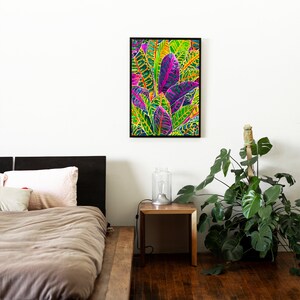 Puede incluir: Una impresi&oacute;n enmarcada de una pintura abstracta colorida que presenta un primer plano de hojas vibrantes de color verde, morado y amarillo.