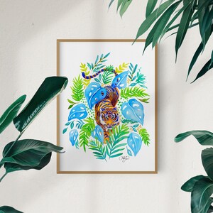 Puede incluir: Pintura acuarela de un tigre caminando por una escena de jungla con follaje azul y verde. El tigre es naranja y negro con rayas blancas.