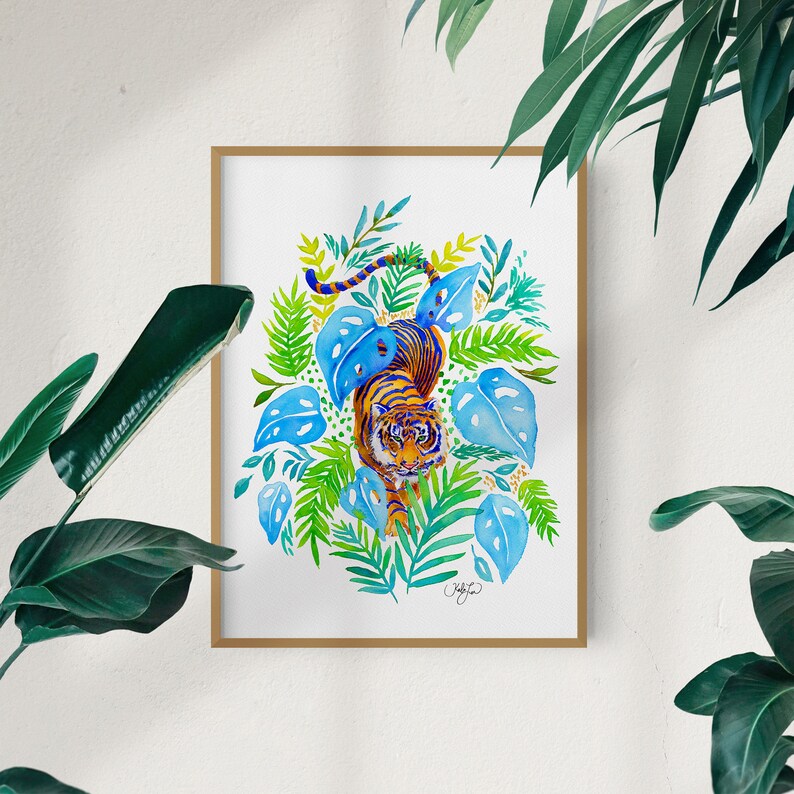 Puede incluir: Pintura acuarela de un tigre caminando por una escena de jungla con follaje azul y verde. El tigre es naranja y negro con rayas blancas.