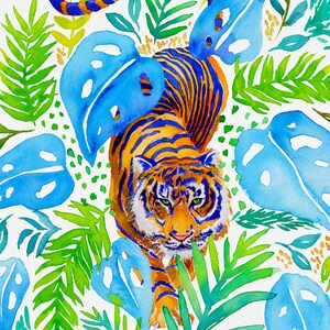 Puede incluir: Una pintura de acuarela de un tigre con rayas naranjas y negras caminando por una jungla. El tigre est&aacute; rodeado de hojas azules y verdes.
