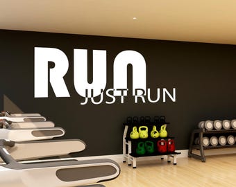 Może przedstawiać: Siłownia z bieżniami, ciężarami i znakiem z napisem "RUN JUST RUN".