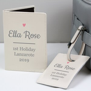 Set personalizzato di porta passaporto e targhette per bagagli color crema con cuore rosa