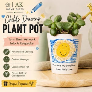 Op de afbeelding: Een witte keramische plantenpot met een kindertekening van een gele zon op een blauwe, gekrabbelde achtergrond. Onder de tekening staat de tekst: You are my sunshine, Love Molly xxx. Een groene vetplant is in de pot geplant.
