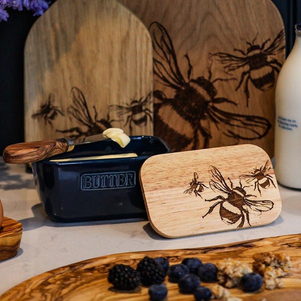 Azul o blanco - Mantequillera de roble y cerámica con diseño de abeja de Selbrae House 'The Just Slate Company' - Regalo de decoración para el hogar - Estilo rústico