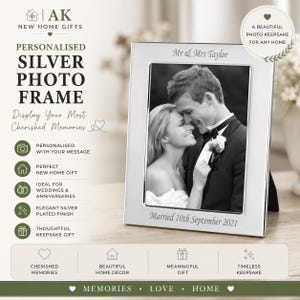Op de afbeelding: Een rechthoekige zilverkleurige fotolijst met een zwart-witfoto van een koppel. De lijst is aan de bovenkant gegraveerd met Mr & Mrs Taylor en aan de onderkant met Married 10th September 2021. De lijst heeft een gepolijste metalen afwerking.