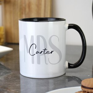 Caneca personalizada com alça "Sra. Black" - Presente de casamento com sobrenome personalizado, presente de aniversário ou caneca de agradecimento para professores.