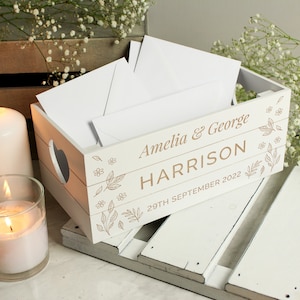 Caja de madera blanca con texto personalizado, ideal como regalo o como organizador de dormitorio.