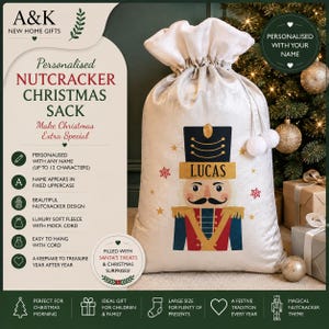 Puede incluir: Un saco de Navidad de forro polar color crema con un gráfico de cascanueces impreso y el nombre LUCAS en una banda dorada. El saco tiene un cierre de cordón con dos pompones blancos y está decorado con pequeños copos de nieve rojos y estrellas doradas.