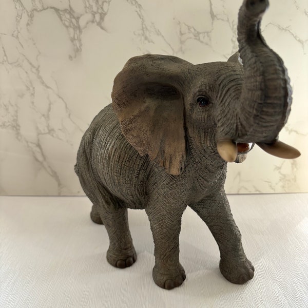 Vivid Arts - Ornement en résine d'éléphant debout réel - Cadeau de jardin parfait, cadeau d'intérieur, cadeau de Noël.