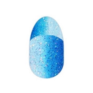 Peut inclure: Un vernis à ongles bleu et blanc pailleté avec un effet dégradé.