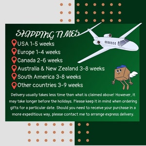 Pode incluir: Fundo verde com bolinhas brancas. Um avi&atilde;o branco com uma caixa marrom com rosto e asas voando ao lado. O texto diz "SHIPPING TIMES" com uma lista de pa&iacute;ses e tempos de envio estimados em semanas.  "A entrega geralmente leva menos tempo do que o indicado acima! No entanto, pode levar mais tempo antes das f&eacute;rias. Leve isso em considera&ccedil;&atilde;o ao encomendar presentes para uma data espec&iacute;fica. Se precisar receber sua compra de forma mais r&aacute;pida, entre em contato comigo para organizar uma entrega expressa."