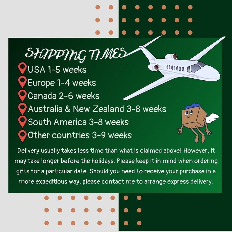 Pode incluir: Fundo verde com bolinhas brancas. Um avi&atilde;o branco com uma caixa marrom com rosto e asas voando ao lado. O texto diz "SHIPPING TIMES" com uma lista de pa&iacute;ses e tempos de envio estimados em semanas.  "A entrega geralmente leva menos tempo do que o indicado acima! No entanto, pode levar mais tempo antes das f&eacute;rias. Leve isso em considera&ccedil;&atilde;o ao encomendar presentes para uma data espec&iacute;fica. Se precisar receber sua compra de forma mais r&aacute;pida, entre em contato comigo para organizar uma entrega expressa."
